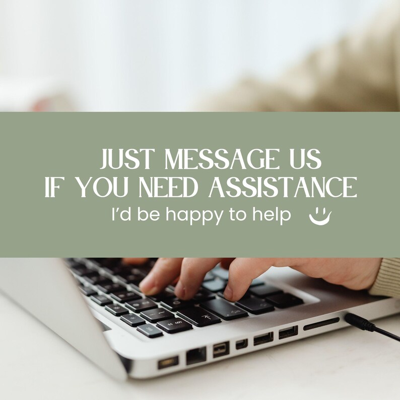 Pu&ograve; includere: Mani che digitano sulla tastiera di un laptop argentato. Lo schermo &egrave; sfocato. Uno striscione verde nella parte superiore dell'immagine recita: "JUST MESSAGE US IF YOU NEED ASSISTANCE. I'd be happy to help :) "