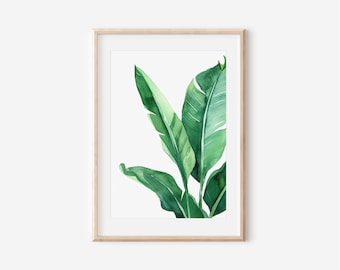 Op de afbeelding: Waterverf schilderij van groene tropische bladeren op een witte achtergrond. De bladeren zijn in een verticale compositie gerangschikt, met het grootste blad aan de rechterkant van het beeld.