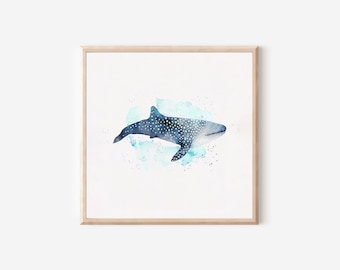Könnte beinhalten: Aquarellmalerei eines Walhais, der in einem blauen und weißen Aquarellhintergrund schwimmt. Der Walhai ist blau mit weißen Flecken.