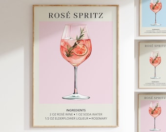 Könnte beinhalten: Ein druckbarer Poster mit rosa Hintergrund, auf dem ein Glas Rosé Spritz mit einer Grapefruit Scheibe, einem Rosmarinzweig und Eiswürfeln abgebildet ist. Der Text "ROSÉ SPRITZ" befindet sich oben auf dem Poster und die Zutaten sind unter dem Bild aufgelistet: "2 OZ ROSÉ WEIN • 1 OZ SODA WATER • 1/2 OZ HOLUNDERBLÜTENLIKÖR • ROSMARIN".
