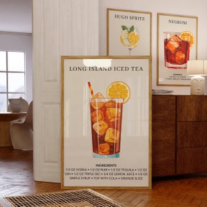 K&ouml;nnte beinhalten: Ein Vintage-Poster mit braunem Holzrahmen, das eine farbenfrohe Illustration eines Long Island Iced Tea Cocktails zeigt. Das Poster enth&auml;lt den Namen des Getr&auml;nks, "Long Island Iced Tea", und eine Zutatenliste: 1/2 oz Wodka, 1/2 oz Rum, 1/2 oz Tequila, 1/2 oz Gin, 1/2 oz Triple Sec, 3/4 oz Zitronensaft, 1/2 oz einfacher Sirup und eine Orangenscheibe als Garnitur.