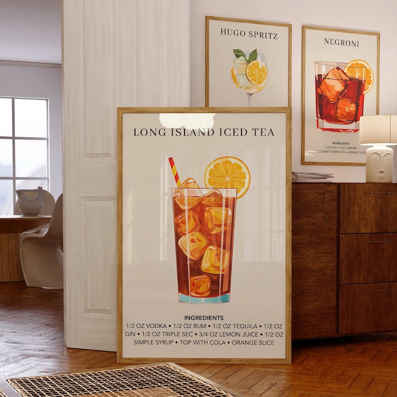 K&ouml;nnte beinhalten: Ein Vintage-Poster mit braunem Holzrahmen, das eine farbenfrohe Illustration eines Long Island Iced Tea Cocktails zeigt. Das Poster enth&auml;lt den Namen des Getr&auml;nks, "Long Island Iced Tea", und eine Zutatenliste: 1/2 oz Wodka, 1/2 oz Rum, 1/2 oz Tequila, 1/2 oz Gin, 1/2 oz Triple Sec, 3/4 oz Zitronensaft, 1/2 oz einfacher Sirup und eine Orangenscheibe als Garnitur.