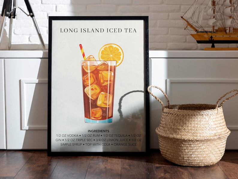 K&ouml;nnte beinhalten: Ein druckbarer Poster mit einer farbenfrohen Illustration eines Long Island Iced Tea Cocktails. Der Poster enth&auml;lt das Rezept f&uuml;r das Getr&auml;nk, das Wodka, Rum, Tequila, Gin, Triple Sec, Zitronensaft, einfachen Sirup, Cola und eine Orangenscheibe beinhaltet.