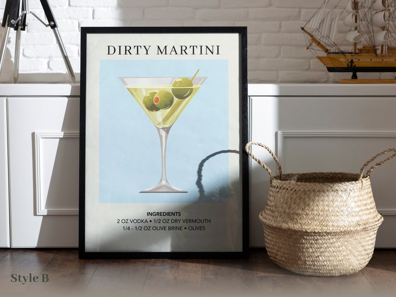 Puede incluir: Un p&oacute;ster enmarcado en negro con el t&iacute;tulo "Dirty Martini" y un gr&aacute;fico de una copa de martini con aceitunas. El p&oacute;ster enumera los ingredientes de un dirty martini: 60 ml de vodka, 15 ml de vermut seco, 7,5 a 15 ml de salmuera de aceitunas y aceitunas.