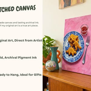 K&ouml;nnte beinhalten: Ein Kunstdruck auf Leinwand mit einem Stillleben aus Dinosaurier-Nuggets auf einem blau-wei&szlig;en Teller, mit einem kleinen Glas Ketchup und einer Gabel. Der Hintergrund ist einfarbig rosa.