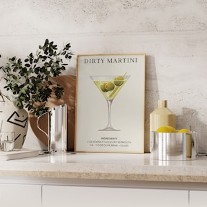 Puede incluir: Un p&oacute;ster enmarcado con el texto "Dirty Martini" y una ilustraci&oacute;n de una copa de martini con aceitunas. Los ingredientes para un dirty martini se enumeran debajo de la ilustraci&oacute;n: 2 oz de vodka, 1/2 oz de vermut seco, 5 1/2 oz de salmuera de aceitunas y aceitunas.