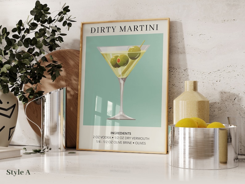 Puede incluir: Un p&oacute;ster de estilo vintage con fondo verde azulado que muestra una copa de martini con aceitunas y el texto "DIRTY MARTINI". El p&oacute;ster tambi&eacute;n incluye los ingredientes del c&oacute;ctel: 60 ml de vodka, 15 ml de vermut seco, 15-30 ml de salmuera de aceitunas y aceitunas.