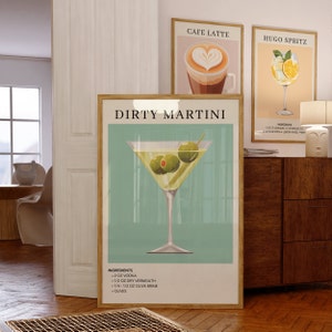 Puede incluir: Un p&oacute;ster de estilo vintage con fondo verde que muestra una copa de martini llena de un l&iacute;quido transparente y aceitunas verdes. El p&oacute;ster tiene el texto "DIRTY MARTINI" en blanco y enumera los ingredientes del c&oacute;ctel: 2 oz de vodka, 1/2 oz de vermut seco, 1/4-1/2 oz de salmuera de aceitunas y aceitunas.