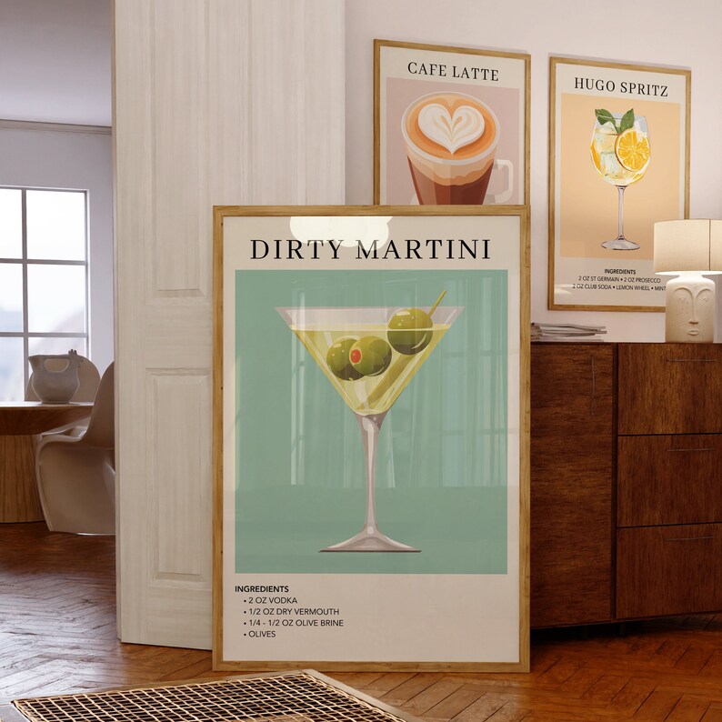 Puede incluir: Un p&oacute;ster de estilo vintage con fondo verde que muestra una copa de martini llena de un l&iacute;quido transparente y aceitunas verdes. El p&oacute;ster tiene el texto "DIRTY MARTINI" en blanco y enumera los ingredientes del c&oacute;ctel: 2 oz de vodka, 1/2 oz de vermut seco, 1/4-1/2 oz de salmuera de aceitunas y aceitunas.