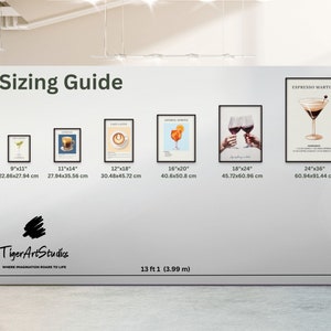 K&ouml;nnte beinhalten: Gr&ouml;&szlig;enleitfaden f&uuml;r Kunstdrucke in verschiedenen Gr&ouml;&szlig;en und Abmessungen. Die Drucke zeigen verschiedene Getr&auml;nke, darunter Cocktails, Kaffee und Aperol Spritz. Die Gr&ouml;&szlig;en sind in Zoll und Zentimetern angegeben. Der Leitfaden wird an einer wei&szlig;en Wand mit einem schwarzen Rahmen um jeden Druck angezeigt.