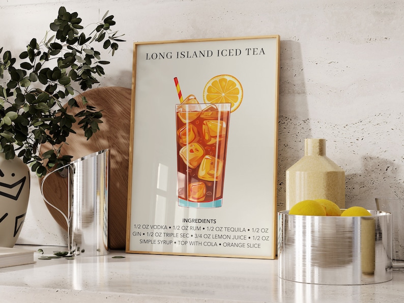 K&ouml;nnte beinhalten: Eine gerahmte Illustration eines Long Island Iced Tea Cocktail-Rezepts. Die Illustration zeigt ein Glas mit Eistee, garniert mit einer Orangenscheibe und einem Strohhalm. Das Rezept enth&auml;lt die Zutaten und Mengenangaben f&uuml;r den Cocktail.