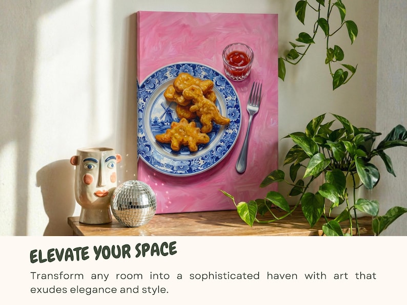 K&ouml;nnte beinhalten: Ein rosa Leinwandkunstwerk zeigt einen blau-wei&szlig;en Teller mit Dinosaurier-f&ouml;rmigen Chicken Nuggets, einem kleinen Glas Ketchup und einer Gabel. Eine dekorative Vase und eine Discokugel stehen auf einer Holzoberfl&auml;che. Der Text "ELEVATE YOUR SPACE" ist sichtbar.