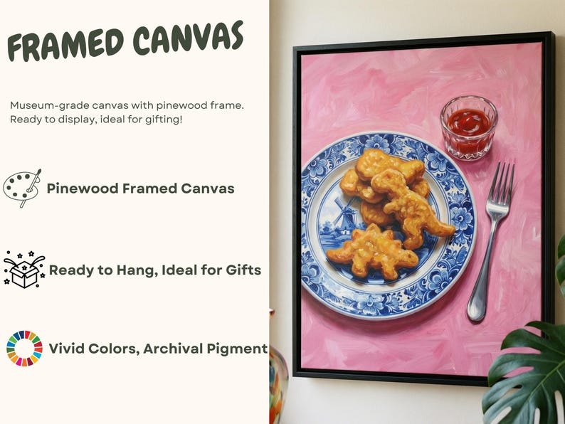 K&ouml;nnte beinhalten: Gerahmtes Leinwandbild mit einem Stillleben aus Dinosaurier-Nuggets auf einem blau-wei&szlig;en Teller, mit Ketchup und einer Gabel. Der Hintergrund ist rosa. Die Leinwand ist schwarz gerahmt.