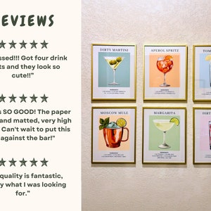 Puede incluir: Seis impresiones enmarcadas de recetas de c&oacute;cteles, cada una con un c&oacute;ctel diferente con su nombre e ingredientes enumerados debajo de la ilustraci&oacute;n. Los c&oacute;cteles incluyen un Dirty Martini, un Aperol Spritz, un Tom Collins, un Moscow Mule, una Margarita y un Dirty Shirley.