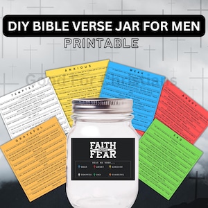 Peut inclure: Un bocal à versets bibliques DIY imprimable avec un bocal en verre transparent et des papiers colorés avec différentes émotions et versets bibliques. Le bocal porte une étiquette qui dit "Faith Over Fear" et liste les émotions : "Weak, Angry, Anxious, Tempted, Sad, Grateful".