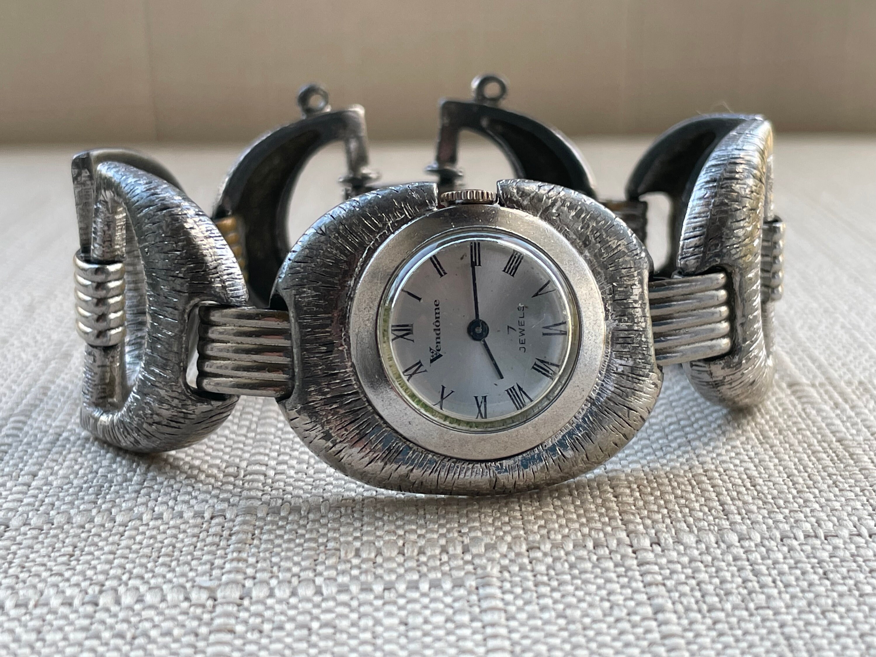 Vendome Rare Vintage Wristwatch Silver Tone Analog Hand  display picture 2