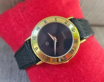 A*2様 GUCCI グッチ　ヴィンテージ腕時計　レディース　超美品 ヴィンテージ 1985年製 グッチ 腕時計、赤と緑の文字盤、オリジナル