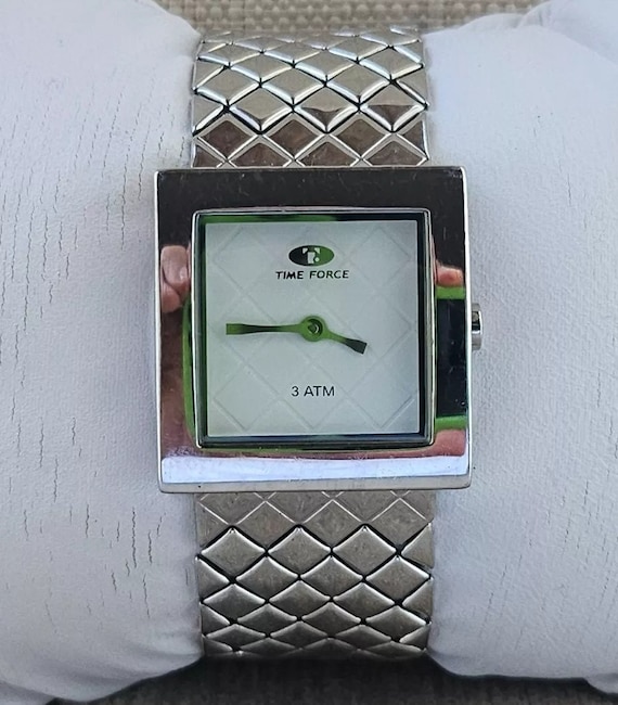 Quartz analog wrist watch hotsell