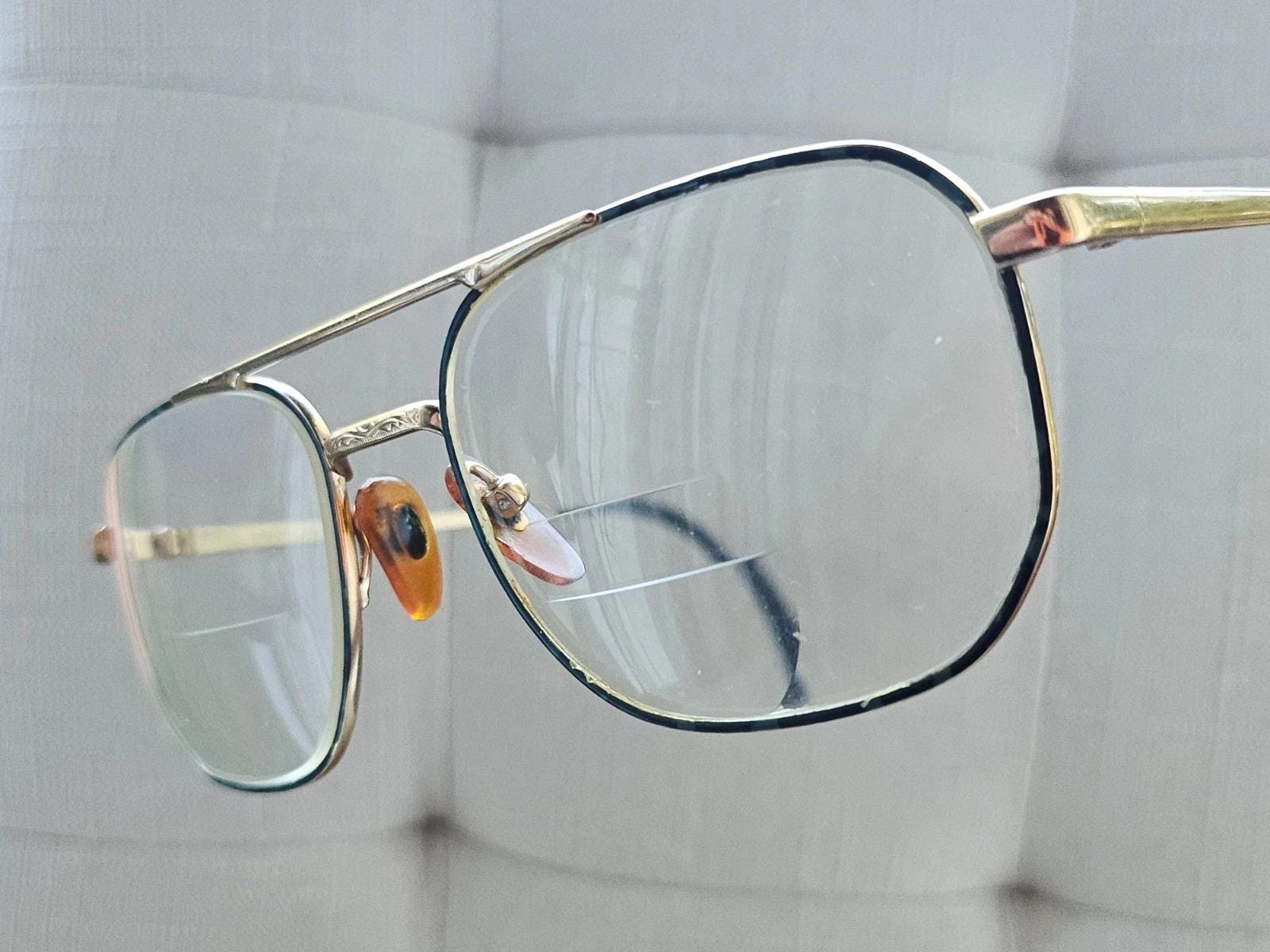 Vintage Luxottica Men Eyeglasses Frame Titanium Gold/black  display picture 3