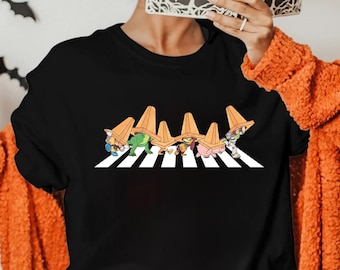 Toys Crossing Comfort Colors Shirt, Bluza Disney Toy Story, Prezent Disney Friends, Zabawna koszulka Toy Story, Koszulka z postaciami Toy Story