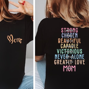 Comfort Colors® She is Mom Shirt, Mama Shirt, Prezent dla Mamy, Prezent na Dzień Matki, Kolorowa Koszulka dla Mamy, Chrześcijańska Koszulka dla Mamy, Koszulka z Wersetem Biblijnym