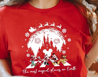 Camiseta navideña de Mickey y sus amigos, Navidad familiar de Disney, camiseta navideña de Disney, sudadera "El lugar más mágico del mundo"