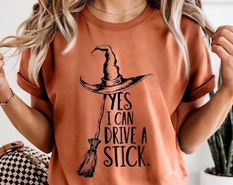 はい、私はスティックを運転できますTシャツ、女性用面白いハロウィン魔女Tシャツ、不気味なパーティーシャツ、かわいいハロウィンギフトトップス、魔女風衣装