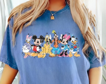 Camiseta Comfort Colors® Mickey e amigos, camiseta aquarela Mickey Mouse, camiseta Disney World, camisetas Mickey e amigos Disney, Mickey Mouse