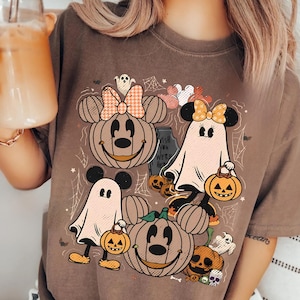 Magliette per coppie di Halloween retrò Topolino e Minnie Comfort Colors®, maglietta fantasma di Topolino, maglietta fantasma di Minnie, maglietta stagione spettrale, Halloween Disney