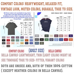 以下が含まれることがあります： 2種類のユニセックスTシャツ、Comfort ColorsとBella Canvasのサイズと寸法の詳細を示す表。表には、インチ単位の幅、長さ、胸囲の寸法が含まれています。テキストには、Comfort Colorsはヘビーウェイト、リラックスフィット、ビンテージルック、落ち着いた色、耐久性があり、サイズ通りであることが記載されています。Bella Canvasは軽量で薄く、明るい色は透ける可能性があり、サイズ通りで、フィット感があり、鮮やかな色です。どちらもヘザーカラーのBella Canvasを除き、100％コットンです。