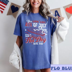 Pode incluir: Uma camiseta azul com um gr&aacute;fico vermelho, branco e azul que diz "You look like the 4th of July makes me want a Hot Dog real bad".