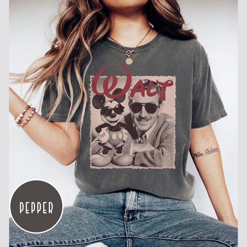 Op de afbeelding: Een antracietgrijs T-shirt met korte mouwen en een grafische print van Walt Disney en Mickey Mouse die beide een zonnebril dragen. De tekst "WALT" is in een groot rood lettertype boven de figuren gedrukt.