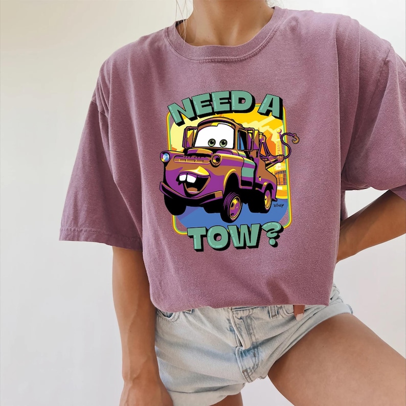 Camiseta "Tow Mater" de Comfort Colors, camiseta "Tow Mater Truck" de Cars, Radiator Springs, Disneyland, camisetas familiares de Disney World, para adultos, niños y bebés. imagen 1
