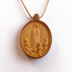 Collar de Medalla Milagrosa de Madera de Nuestra Señora de Fátima