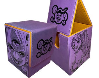 Op de afbeelding: Twee paarse en gele kaartenboxen met zwart-wit anime-personage illustraties. De dozen hebben een schedel en gekruiste beenderen logo met een piratenhoed.