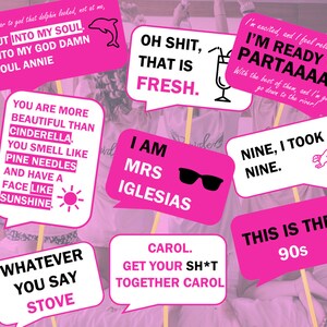 Op de afbeelding: Een set van 10 roze en witte fotobooth-rekwisieten met humoristische teksten, waaronder "Ik ben mevrouw Iglesias", "Oh Shit, dat is fris", "Negen, ik heb negen genomen", en "Dit zijn de jaren 90".