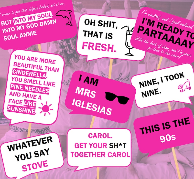 Op de afbeelding: Een set van 10 roze en witte fotobooth-rekwisieten met humoristische teksten, waaronder "Ik ben mevrouw Iglesias", "Oh Shit, dat is fris", "Negen, ik heb negen genomen", en "Dit zijn de jaren 90".