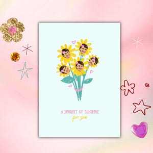 Könnte beinhalten: Grußkarte mit hellblauem Hintergrund, die einen Strauß gelber Sonnenblumen mit Gesichtern zeigt. Der Text "A bouquet of sunshine for you" ist in Rosa geschrieben. Dekorative Elemente umgeben die Karte.