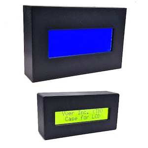 Op de afbeelding: Twee zwarte kunststof behuizingen voor LCD-schermen. De bovenste behuizing heeft een blauw scherm en de onderste behuizing heeft een groen scherm met de tekst "Yuer Inc. (TM) Case for LCD".