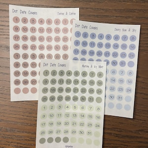 Peut inclure: Trois feuilles d'autocollants de dates en points de différentes couleurs : Toffee & Coffee, Dusty Blue & Sky et Matcha & Ky Mint. Chaque feuille contient des cercles numérotés pour la planification mensuelle.