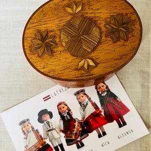 Boîte à bijoux bibelots en bois vintage letton des années 1960 fait main et carte postale Costumes folkloriques poupées cadeau rétro traditionnel pays baltes Lettonie