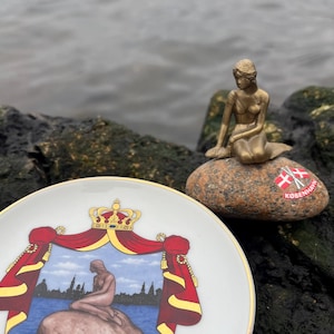 De kleine zeemeermin-souvenirset Kopenhagen porseleinen bord met stenen en gipsen beeldje schattig retro sprookje van Andersen gemaakt in Denemarken
