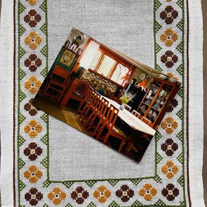 Coffret cadeau vintage suédois art folklorique nordique traditionnel petite taille chemin de table broderie à la main textile carte postale rétro Carl Larsson maison