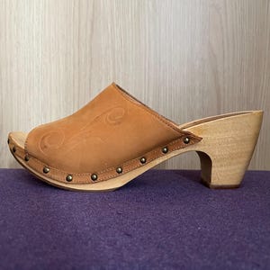 EUR 40 BLEND She Wooden and Genuine Tanned Light Brown Leather Clogs Medium Heel Summer Shoes Vintage Quality Footwear Metal Decors