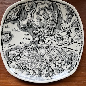 Plato decorativo VERDAL de Stavangerflint pintado a mano con diseño escandinavo retro de Noruega.