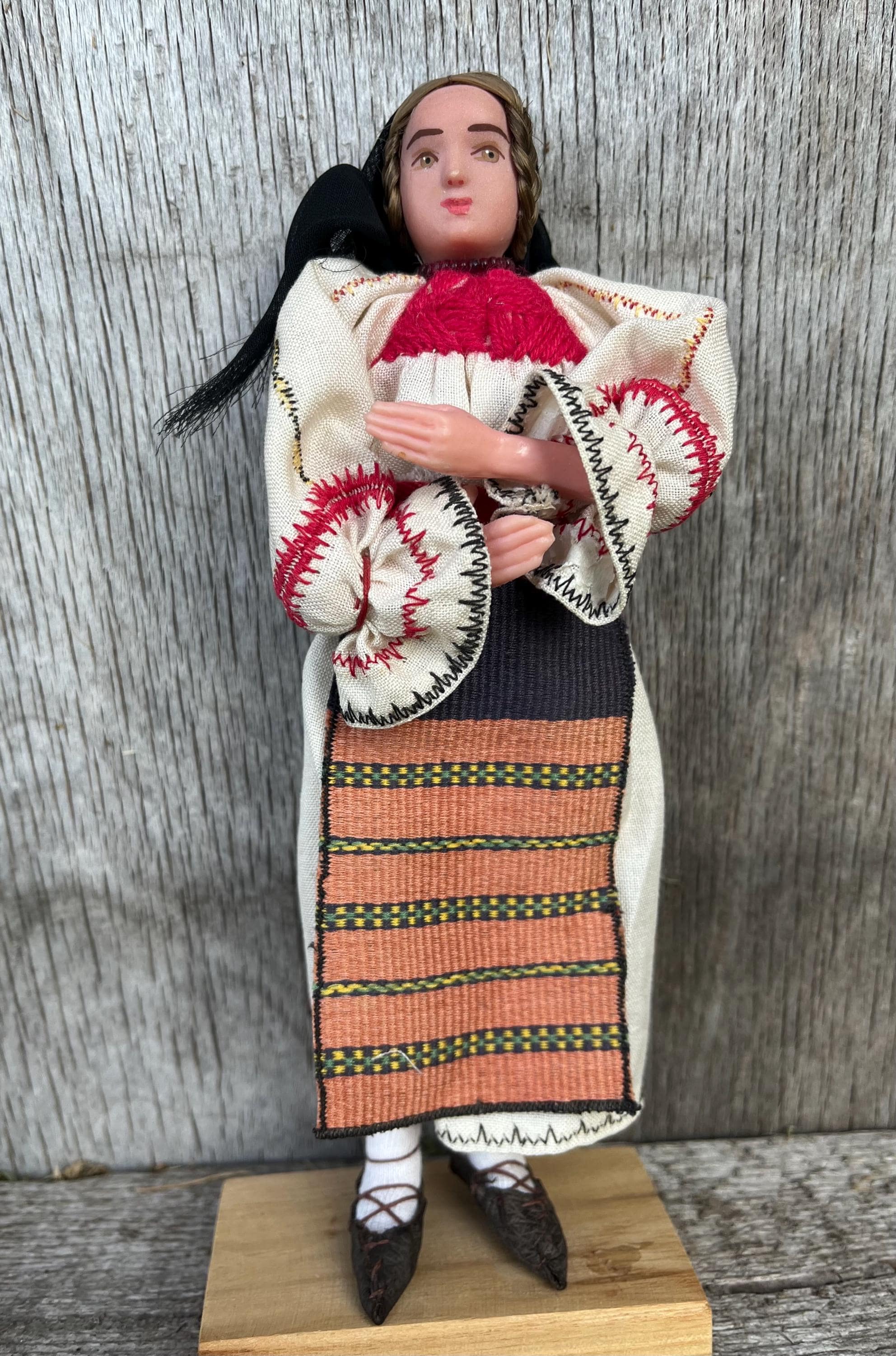 ルーマニアの木製人形 東ヨーロッパ ヴィンテージ 伝統民芸品 お土産