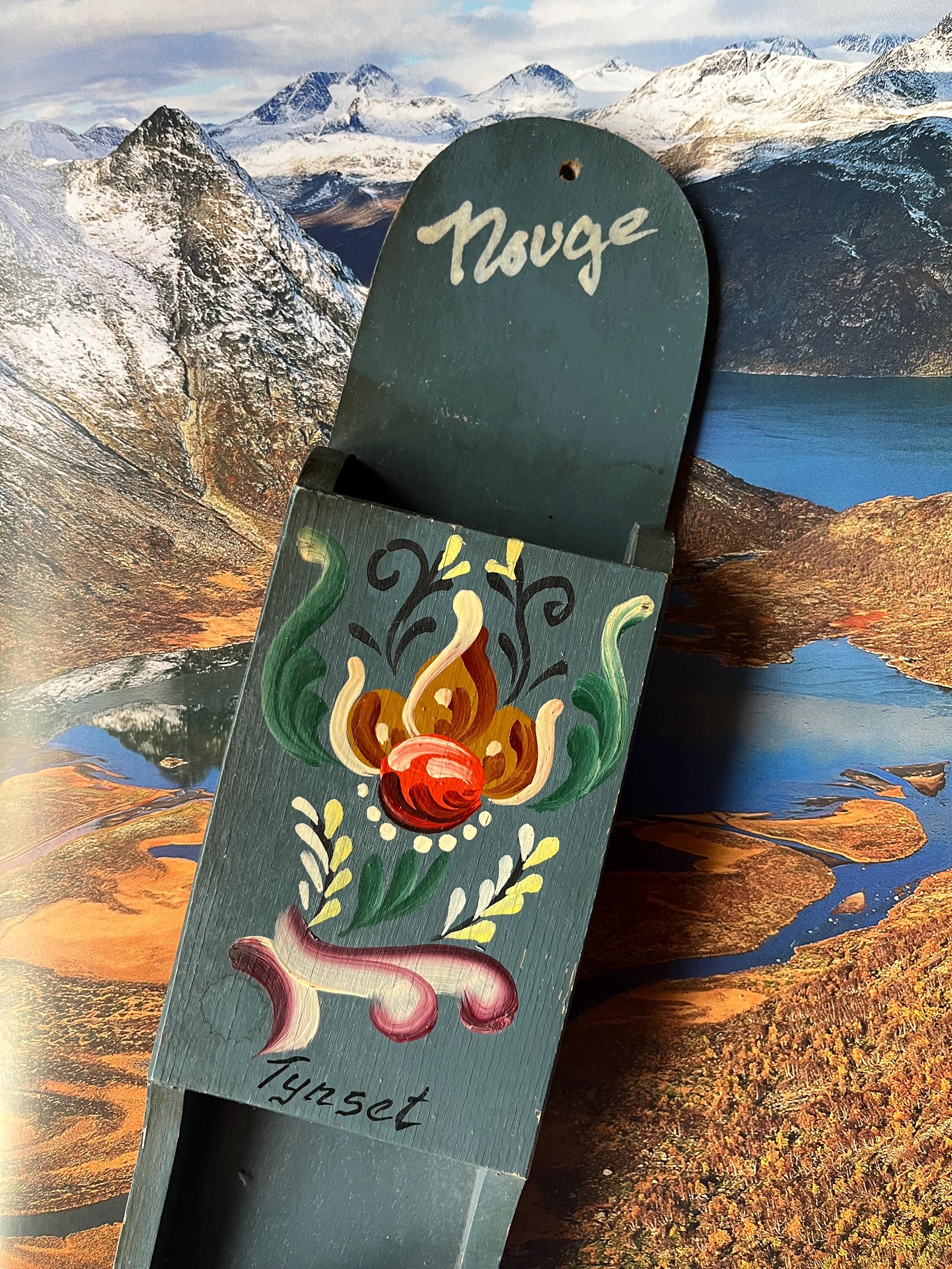 Norwegian Tynset Souvenir Wall Hanging Scandinavian Rosemaling Handmade Flowers Rustic Home Decor Retro Design Brush or Comb Holder