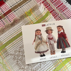 Un paio di centrotavola o tovaglioli di piccole dimensioni in stile popolare lettone vintage, tessitura tradizionale in lino naturale, retrò in Lettonia