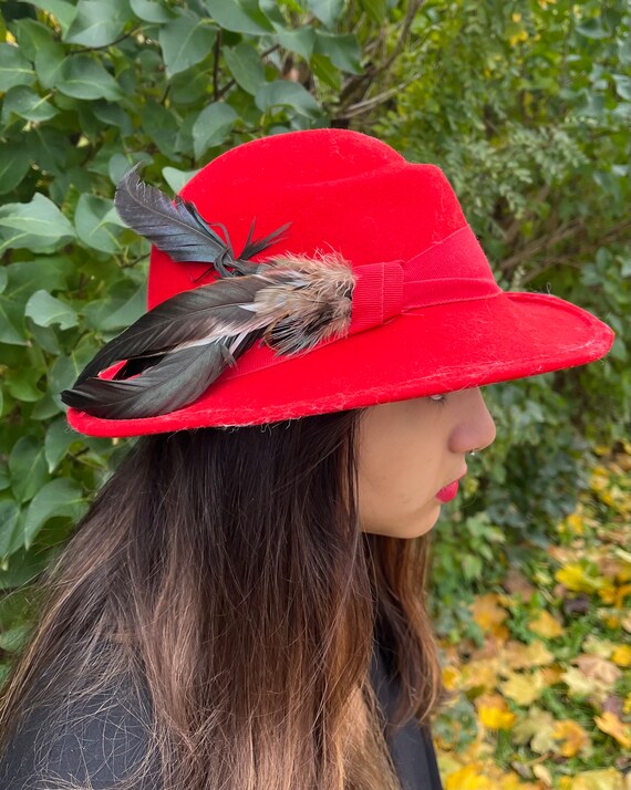 Red Felted Wool Fedora Hat With Feather – Vintage Wide Brim  display picture 1