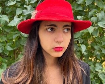 Red Felted Wool Fedora Hat With Feather – Vintage Wide Brim  display picture 1